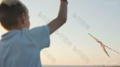 一个男孩在强风中放风筝，背景是风筝在天空中飞翔
